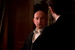 Anstaltsleiter Dr. Lamb (Ben Kingsley) l&auml;sst den Patienten in Stonehearst ihren Wahnsinn frei ausleben.