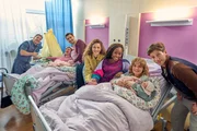 Raúl (Nico Stank, l.), Juli (Johanna Wieking, 2.v.l.), Flo (Anton Weil, 3.v.l.), Amelie (Eva Luca Klemmt, M.), Nikita (Karmela Shako, 3.v.r.), Lena (Anna Schimrigk, 2.v.r.) und Milan (Slavko Popadic, r.) sind alle froh, dass die Babys endlich auf der Welt sind. Raúl (Nico Stank, l.), Juli (Johanna Wieking, 2.v.l.), Flo (Anton Weil, 3.v.l.), Amelie (Eva Luca Klemmt, M.), Nikita (Karmela Shako, 3.v.r.), Lena (Anna Schimrigk, 2.v.r.) und Milan (Slavko Popadic, r.) sind alle froh, dass die Babys endlich auf der Welt sind.