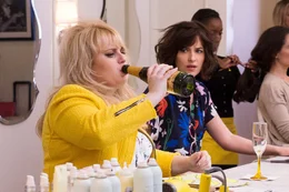 Alice (Dakota Johnson) hat sich von ihrem Langzeit-Freund Josh getrennt, um endlich all die Dinge zu machen, f&uuml;r die ihre Beziehung ihr keinen Raum gelassen hat. Robin (Rebel Wilson, l.) zeigt ihr, wie man die Sau raus l&auml;sst.