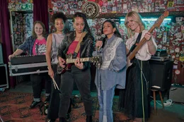 Sie sind Freundinnen, aber zusammen auch eine coole Band: Senta (Svenja Hermuth, l.), Lucie (Naomi Simmonds, 2.v.l.), Betty (Shari Asha Crosson, M.), Vicky (Collien Ulmen-Fernandes, 2.v.r.) und Nina (Laura Storz, r.).
