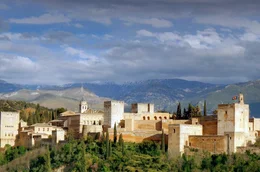 Die Alhambra in den H&uuml;geln von Granada ist ein einzigartiges Juwel: Die Palaststadt wurde zwischen dem 13. und 15. Jahrhundert von den letzten muslimischen Herrschern in Spanien errichtet.