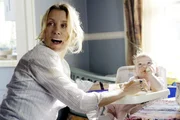 Völlig gestresst von ihren vier Kindern verwünscht Lynette (Felicity Huffman, l.) ihren Mann Tom, der ständig auf Geschäftsreise ist. Als er aber endlich für einen Tag nach Hause kommt, erkennt sie, dass sie nun ein fünftes Kind hat ... Völlig gestresst von ihren vier Kindern verwünscht Lynette (Felicity Huffman, l.) ihren Mann Tom, der ständig auf Geschäftsreise ist. Als er aber endlich für einen Tag nach Hause kommt, erkennt sie, dass sie nun ein fünftes Kind hat ...
