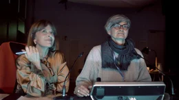 Aim&eacute; (Nastassja Kinski, links) und Andrea (Tanja Kuhn) freuen sich, dass Leben in die Sendung kommt.