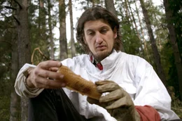 Piotr Pilasiewicz nimmt eine Wabe aus dem Bienenstock.