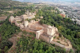Die Alhambra in den H&uuml;geln der Stadt Granada geh&ouml;rt zu den weltweit meistbesuchten Kulturst&auml;tten.