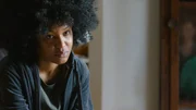 Ronnie (Zoe Magdalena) spricht mit Frau Jacobsen &uuml;ber die anstehende Halloweenparty. Sie hat Angst davor. Snacks, Smalltalk, Spa&szlig; haben &ndash; alles nicht ihr Ding. Doch Frau Jacobsen spricht ihr Mut zu.