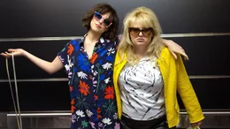 Alice (Dakota Johnson, li.) und Robin (Rebel Wilson)