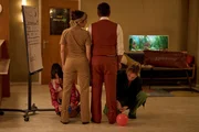 Wie löst man so was erwachsen und fair? Mit einem Wettkampf im "Luftballons-Zerplatzen-Lassen", klar. Franca und Charles treten gegeneinander an. Von links: Millie (Tamara Romera Ginés), Franca (Mariananda Schempp), Charles (Adnan Maral) und Adriana (Stella Goritzki) Wie löst man so was erwachsen und fair? Mit einem Wettkampf im "Luftballons-Zerplatzen-Lassen", klar. Franca und Charles treten gegeneinander an. Von links: Millie (Tamara Romera Ginés), Franca (Mariananda Schempp), Charles (Adnan Maral) und Adriana (Stella Goritzki)