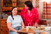 Sophia (Patricia Freund, links) beichtet Monika (Christine Reimer, rechts), dass Sissi bald in die Kita gehen wird. Sophia (Patricia Freund, links) beichtet Monika (Christine Reimer, rechts), dass Sissi bald in die Kita gehen wird.