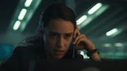 Der Datenanalystin Alicia Delaware (Rosabell Laurenti Sellers) kommt während eines Telefonats mit Leon eine Idee: Was, wenn das Geräusch auch an anderen Orten der Welt aufgetaucht ist? Der Datenanalystin Alicia Delaware (Rosabell Laurenti Sellers) kommt während eines Telefonats mit Leon eine Idee: Was, wenn das Geräusch auch an anderen Orten der Welt aufgetaucht ist?