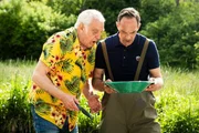 Mike (Harry Blank, rechts) nimmt Joseph (Michael Vogtmann, links) mit zur Goldsuche an den Bach.