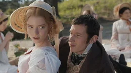 Frank Churchill (Callum Turner) macht Emma (Anya Taylor-Joy) den Hof.  +++ Die Verwendung des sendungsbezogenen Materials ist nur mit dem Hinweis und Verlinkung auf RTL+ gestattet. +++