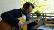 Tom (Aleksandar Jovanovic) schreibt ein Lied und lässt sich dabei von seiner Ehe inspirieren. Tom (Aleksandar Jovanovic) schreibt ein Lied und lässt sich dabei von seiner Ehe inspirieren.