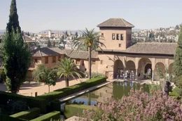 Von au&szlig;en wirkt die Alhambra mit ihrer 2.000 Meter langen Mauer und den zahlreichen T&uuml;rmen wie eine schmucklose Festung, doch sie birgt einen weltweit einzigartigen Schatz: eine mit unz&auml;hligen Ornamenten verzierte Palastanlage.