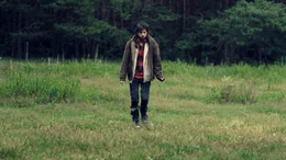 Ferdi (Tom Lass) ist aus der Psychiatrie in den Wald geflohen.