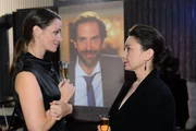 Auf der Gedenkfeier für ihren verstorbenen Mann Erik hält Jenny (Kaja Schmidt-Tychsen) eine emotionale Rede, womit sie auch Simone (Tatjana Clasing) sehr berührt. Auf der Gedenkfeier für ihren verstorbenen Mann Erik hält Jenny (Kaja Schmidt-Tychsen) eine emotionale Rede, womit sie auch Simone (Tatjana Clasing) sehr berührt.