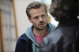 Kommissar Herbert Sch&auml;ufele (Sven Waasner, links) informiert Hauptkommissar Peter Haller (Thomas Schmauser).
