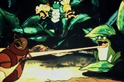 Eigentlich hatte es der Frosch auf Maja abgesehen, aber aus Versehen trifft er mit seiner langen Zunge eine dicke Motte.