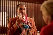 Ob die älteren Gäste für die Ruhestörung im Hotel verantwortlich sind, ist Charles (Adnan Maral) noch unklar. Sicher ist, dass sie eine Nacht ohne Ruhe hatten. Ob die älteren Gäste für die Ruhestörung im Hotel verantwortlich sind, ist Charles (Adnan Maral) noch unklar. Sicher ist, dass sie eine Nacht ohne Ruhe hatten.