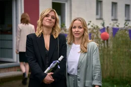 Ein ungleiches Schwesternpaar: Nina Maler (Laura Storz, l.) und Ariane K&uuml;ppers (Jasmin Schwiers, r.)