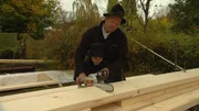Theo darf sich an allem Möglichen ausprobieren. Er schlägt 8 cm lange Riesen-Zimmermannsnägel in Holzbalken, schleppt mit York Bohlen und darf mit Yorks Hilfe sogar die große Elektro-Kreis-Säge und Kettensäge bedienen. Theo darf sich an allem Möglichen ausprobieren. Er schlägt 8 cm lange Riesen-Zimmermannsnägel in Holzbalken, schleppt mit York Bohlen und darf mit Yorks Hilfe sogar die große Elektro-Kreis-Säge und Kettensäge bedienen.