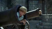 Tommy (Pär Sundberg) und Annika (Maria Person) haben sich vor den Seeräubern in den Kanone versteckt. Tommy (Pär Sundberg) und Annika (Maria Person) haben sich vor den Seeräubern in den Kanone versteckt.