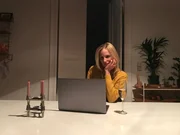 Lena (Isabel Thierauch) flirtet im Video-Chat mit Katharina. Lena (Isabel Thierauch) flirtet im Video-Chat mit Katharina.