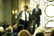 Die alljährliche Wohltätigkeits-Junggesellenversteigerung findet statt. Für Mike (Michael J. Fox, l.), der immer noch in diesem Fett-Anzug steckt, bietet niemand. Winston (Barry Bostwick, r.) kommentiert das Geschehen. Die alljährliche Wohltätigkeits-Junggesellenversteigerung findet statt. Für Mike (Michael J. Fox, l.), der immer noch in diesem Fett-Anzug steckt, bietet niemand. Winston (Barry Bostwick, r.) kommentiert das Geschehen.
