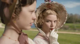 Emma Woodhouse (Anya Taylor-Joy) (rechts) will ihre Freundin Harriet Smith (Mia Goth) (links) verkuppeln.  +++ Die Verwendung des sendungsbezogenen Materials ist nur mit dem Hinweis und Verlinkung auf RTL+ gestattet. +++