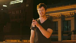 Tom (Anders Holm).