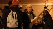 Fußballtrainer Achim Voss (Michael Lott, M. mit Komparsen) betreut eine Mannschaft aus Flüchtlingen, die abgeschoben werden sollen. Fußballtrainer Achim Voss (Michael Lott, M. mit Komparsen) betreut eine Mannschaft aus Flüchtlingen, die abgeschoben werden sollen.