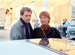Lena (Suzanne von Borsody) und ihr Mann Rolf (Roland Sch&auml;fer) werden wegen Lenas Nichte aufs Polizeipr&auml;sidium gerufen.