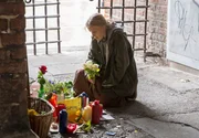 ARD HEITER BIS TÖDLICH - MORDEN IM NORDEN, III. Staffel der Krimiserie am Vorabend mit 8 neuen Folgen, Folge 45 "Gevatter Tod" am Dienstag (16.12.14) um 18.50 Uhr im Ersten. Die Obdachlose Marta Feldmann (Hedi Kriegeskotte) an der Gedenkstätte von Rosen-Rosi. ARD HEITER BIS TÖDLICH - MORDEN IM NORDEN, III. Staffel der Krimiserie am Vorabend mit 8 neuen Folgen, Folge 45 "Gevatter Tod" am Dienstag (16.12.14) um 18.50 Uhr im Ersten. Die Obdachlose Marta Feldmann (Hedi Kriegeskotte) an der Gedenkstätte von Rosen-Rosi.