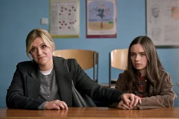 Nina (Laura Storz, l.) erz&auml;hlt Friedas (Holle Felizia Pola Kirck, r.) Klassenlehrerin eine herzerweichende, aber frei erfundene Geschichte.