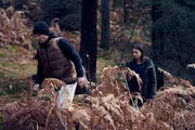 Alex (Aylin Tezel) fühlt sich von allen im Stich gelassen und lässt sich auf ein gefährliches Spiel mit ihrem Ex Jakob (David Owe) ein. Sie folgt ihm an einen unbekannten Ort im Wald. Alex (Aylin Tezel) fühlt sich von allen im Stich gelassen und lässt sich auf ein gefährliches Spiel mit ihrem Ex Jakob (David Owe) ein. Sie folgt ihm an einen unbekannten Ort im Wald.