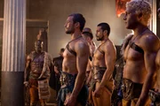 Noch ahnen Spartacus (Andy Whitfield, M.), Varro (Jai Courtney, r.) und Drago (Peter Mensah, l.) nicht, dass Lithyias Hass und ihre Intrigen Früchte tragen ... Noch ahnen Spartacus (Andy Whitfield, M.), Varro (Jai Courtney, r.) und Drago (Peter Mensah, l.) nicht, dass Lithyias Hass und ihre Intrigen Früchte tragen ...