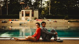 "F&uuml;r immer Freibad": Simon (Tyrell Otoo, r.) folgt brav den Zukunftspl&auml;nen seines Vaters, bis er sich im ortsans&auml;ssigen Freibad in Rettungsschwimmerin Mira (Anouk Elias, l.) verliebt und der Sommer seines Lebens beginnt.