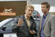 Michi Mohr (Max Müller, li.) gibt Kommissar Sven Hansen (Igor Jeftic) die ersten Informationen am Tatort. Michi Mohr (Max Müller, li.) gibt Kommissar Sven Hansen (Igor Jeftic) die ersten Informationen am Tatort.