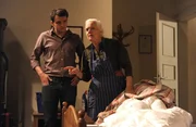 Theres muss feststellen, dass einer der Fernseher in den G&auml;stezimmern den Geist aufgegeben hat. Von links: Florian Brunner (Tommy Schwimmer) und Theresa Brunner (Ursula Erber).