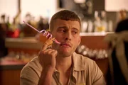 Rafael (Ben Felipe) muss sich die Nachtschicht schön trinken. Rafael (Ben Felipe) muss sich die Nachtschicht schön trinken.