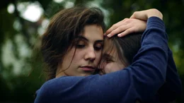 Zwei Cousinen, die eine wirklich blind, die andere nur vermeintlich: Jona (Naomi Achternbusch) und C&eacute;cile (Clara Schramm).