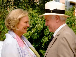 Agnes (Ruth Maria Kubitschek) und Richard (Charles Brauer) kommen einander langsam n&auml;her.