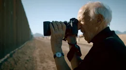 Im Jahr 2017 erhielt der Fotograf Thomas Hoepker die Diagnose Alzheimer. W&auml;hrend seine Fotokunst zu einem kollektiven Ged&auml;chtnis wurde, entschwindet ihm allm&auml;hlich sein eigenes. Sein letzter gro&szlig;er Traum: Ein Roadtrip durch die USA mit seiner Ehefrau. Eine Neuauflage jener Reise, die seine internationale Karriere als Fotograf begr&uuml;ndet hat. - Thomas Hoepker vor dem Grenzzaun zwischen den USA und Mexiko in Douglas, New Mexico.