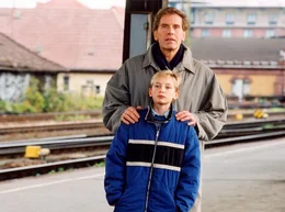 Till (Tobias Unkauf,vorn) und Rolf warten auf die Ankunft von Lena.