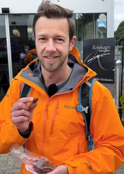 Arndt Reisenbichler mit der ersten Praline der Welt. Arndt Reisenbichler mit der ersten Praline der Welt.