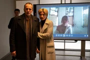 Verzweiflung bei der SOKO: Cordula (Anna Bullard, r.), die Tochter der ersten Kriminalhauptkommissarin Martina Seiffert (Astrid M. Fünderich, M.), wurde entführt. Schnell wird klar, dass die Tat mit dem aktuellen Mordfall im mafiösen Milieu in Verbindung steht. Für Martina und ihren Mann Richard (Stephan Schad, 2.v.l.) wird dieser Fall zum Albtraum und auch Kollege Rico Sander (Benjamin Strecker, l.) ist mitgenommen. Verzweiflung bei der SOKO: Cordula (Anna Bullard, r.), die Tochter der ersten Kriminalhauptkommissarin Martina Seiffert (Astrid M. Fünderich, M.), wurde entführt. Schnell wird klar, dass die Tat mit dem aktuellen Mordfall im mafiösen Milieu in Verbindung steht. Für Martina und ihren Mann Richard (Stephan Schad, 2.v.l.) wird dieser Fall zum Albtraum und auch Kollege Rico Sander (Benjamin Strecker, l.) ist mitgenommen.