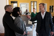 Konflikte lösen der Gangsterboss Tibor Minzlaff (Oliver Stritzel, r.) und sein Handlanger nicht mit Recht, sondern mit Gewalt. Das bekommt auch Kadir Sabia (Doguhan Kabadayi, 2.v.l.) zu spüren. Seit sein Komplize nach einem Auftrag tot aufgefunden wurde und die SOKO ermittelt, ist das Vertrauen innerhalb der kriminellen Bande erschüttert. Auch Minzlaffs Frau Gina (Nora Huetz) scheint mehr zu wissen, als sie vorgibt. Konflikte lösen der Gangsterboss Tibor Minzlaff (Oliver Stritzel, r.) und sein Handlanger nicht mit Recht, sondern mit Gewalt. Das bekommt auch Kadir Sabia (Doguhan Kabadayi, 2.v.l.) zu spüren. Seit sein Komplize nach einem Auftrag tot aufgefunden wurde und die SOKO ermittelt, ist das Vertrauen innerhalb der kriminellen Bande erschüttert. Auch Minzlaffs Frau Gina (Nora Huetz) scheint mehr zu wissen, als sie vorgibt.