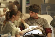 Meredith (Ellen Pompeo, l.) behandelt Viper (Callum Blue, r.), der sich bei einem illegalen Radrennen verletzt hat ... Meredith (Ellen Pompeo, l.) behandelt Viper (Callum Blue, r.), der sich bei einem illegalen Radrennen verletzt hat ...
