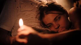 C&eacute;cile (Clara Schramm) verbringt die Nacht bei ihrem Schwarm Bj&ouml;rn (Dimitri Stapfer). Doch der nutzt sie nur aus.