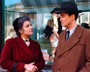 Mutter Traudl Grandauer (Christine Neubauer) ist stolz auf ihren Sohn Rudi (Timothy Peach). Mutter Traudl Grandauer (Christine Neubauer) ist stolz auf ihren Sohn Rudi (Timothy Peach).